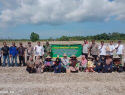 Personel Koramil Selakau Tanam Jagung Perdana Bersama Warga Parit Kongsi