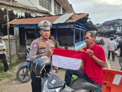 Polantas Sapa Tukang Ojek Kasat Lantas  Kami Bagikan Bendera