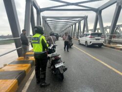 Personel Lantas Polsek Pontianak Timur Dan Utara Amankan TKP Tumpahan Minyak Di  Jembatan Landak