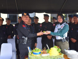Dansatbrimob Polda Kalbar Memimpin Langsung Pelaksanaan Upacara Pemberangkatan Tim Polwan Satbrimob Polda Kalbar