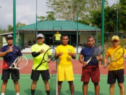 Olahraga Tenis Dapat Menjadi Sarana Untuk Menjaga Kesehatan Dan Silaturahmi Kata Kasrem 121/Abw Kolonel INF Mohamad lsnaeni,S.E.,M.M.,M.H., Saat Bermain Tenis Bersama