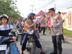 AKBP Sanny Handityo, S.H., S.I.K Bagikan Bendera Merah Putih Kepada Pengendara