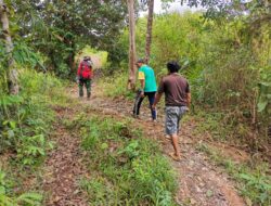 Satgas TMMD Kodim Sintang Bersama Masyarakat Survey Lokasi Rute Pembukaan Jalan