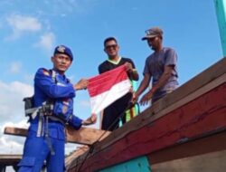 Menjelang HUT Kemerdekaan RI Satpol Airud Polres Ketapang Bagikan Bendera Merah Putih kepada Warga Pesisir