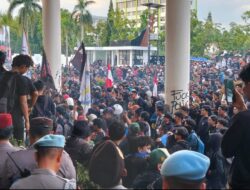 Demo Jilid III Mahasiswa Kalbar Ricuh Diduga Disusupi Anak Di Bawah Umur
