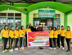 Jum’at Berkah Polwan Polres Landak Gelar Baksos Dan Bakti Religi Sambut Hari Jadi ke-77