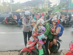 Satlantas Polresta Pontianak Bagikan Bingkisan Kepada Pengendara Tertib