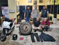 *Sindikat Spesialis Pencurian Ban Dan Velg Truk Ditangkap Jajaran Polres Ketapang, Sudah Beraksi Di 11 Lokasi*   Polres Ketapang melalui Satuan Reskrim Polres dan Unit Reskrim Polsek Delta Pawan  menangkap dua pria berinisial NGA (40), dan DPA (21) yang disinyalir merupakan sindikat spesialis pencurian ban serta velg Mobil Truk. Penangkapan terhadap kedua pelaku berlangsung di Kelurahan Mulia Baru, Kecamatan Delta Pawan Kabupaten Ketapang, Kalimantan Barat, Kamis (11/09/2025).   “ Kedua pelaku kita amankan saat dalam persembunyiannya di sebuah rumah di kawasan Kelurahan Muliabaru. Setelah dilakukan pemeriksaan mendalam, para pelaku mengakui telah melakukan tindak pidana tersebut,” ujar Kapolres Ketapang AKBP Muhammad Harris, S.H., S.I.K., M.I.K., melalui Kapolsek Delta Pawan, IPDA Chepry, S.H., dalam keterangannya, Sabtu (13/09/2025) Pukul 09.00 Wib. Berdasarkan keterangan yang diperoleh, sindikat ini telah beraksi di sejumlah lokasi.   Dilanjutkannya, saat petugas mengamankan kedua pelaku, petugas juga menyita sejumlah barang bukti seperti 10 buah Ban Serep berbagai merk seperti Good Year dan Bridgestone beserta Velg, 1 buah  kunci T yang sudah tersambung dengan pahat, 1 Unit Sepeda Motor merk Beat warna Putih, Sepasang Sendal Jepit merk Swallow warna merah, 1 helai Hoddie warna Hitam, 1 helai celana panjang warna Hitam dan 1 buah helm GM warna Hitam. Selain itu kedua pelaku merupakan residivis yang pernah menjalani hukuman dalam perkara yang sama.   ” Sindikat pencurian spesialis ban serta velg mobil truk ini sudah beraksi di 11 TKP dimana 3 TKP diantaranya sudah dilaporkan di Polsek Delta Pawan ” ujarnya. Kesebelas lokasi tersebut berada di wilayah Kecamatan Delta Pawan dan Kecamatan Benua Kayong. Aksi terakhir mereka sebelum ditangkap terjadi di sebuah halaman ruko di Jalan MT Haryono Kelurahan Tengah Ketapang, yang dilaporkan pada sabtu (30/08/2025). Dalam peristiwa ini, kedua pelaku terlihat didalam CCTV Gudang sedang melancarkan aksinya untuk mencuri satu set velg dan ban serap Dump Truk.