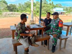 Jaga Kondusifitas Babinsa Koramil Ketungau Hulu Anjangsana Ke Rumah Warga Binaan