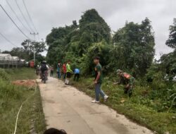 Babinsa Koramil 11/Tempunak Gelar Karya Bakti Bersama Warga Dan Pelajar Di Desa Nanga Tempunak