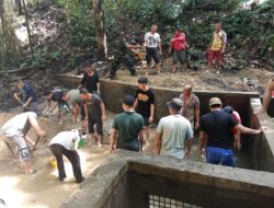 Kodim 1209/Bengkayang Bersama Warga Gotong Royong Bersihkan Saluran Air
