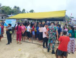 Dukung Program Gerakan Pangan Murah Babinsa Koramil 07/Sintang Jual Beras SPHP di Desa