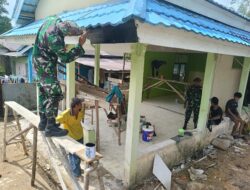 Kodim 1209/Bengkayang Bersama Warga Karya Bakti Perehaban Posyandu Kesehatan Desa