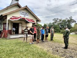 Kodim 1209/Bengkayang Bersama Warga Dan OMK Laksanakan Karya Bakti Bersihkan Lingkungan Gereja