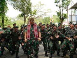 Semangati Prajurit Di Garis Depan Perbatasan, Pangdam XII/Tpr Kunjungi Pos Kotis Gabma Entikong Satgas Yonarhanud 1/PBC Kostrad