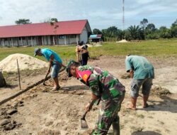 Laksanakan Karya Bakti Kodim 1209/Bengkayang Dan Warga Pembuatan Sarana Olahraga
