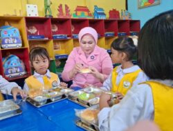 SPPG Polresta Pontianak Perdana Salurkan Makanan Bergizi Gratis ke 13 Sekolah Di Pontianak Kota