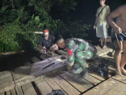 Bersama Warga Dan Forkopimcam Babinsa Kodim 1204/Sanggau Bantu Perbaiki Jembatan