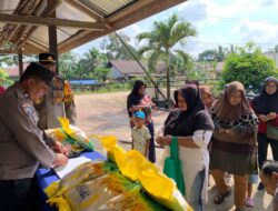 Polsek Mukok Gelar Gerakan Pangan Murah, Warga Antusias Borong Beras SPHP
