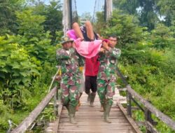 Babinsa Kodim 1204/Sanggau Atasi kesulitan Rakyat Menyeberangi Jembatan.