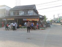 Personil Polsek Mempawah Hulu Rutin Melaksanakan Pengaturan Lalu Lintas Diarea Sekolah Dan Pasar Karangan