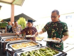Pangdam XII/Tpr Beri Makan Gratis Ala Prajurit TNI Kepada Murid MTS Miftahul Ulum Pontianak