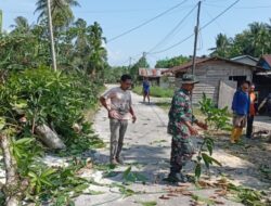 Ciptakan Lingkungan Yang Bersih Dan Nyaman Kodim 1209/Bengkayang Bersama Warga Laksanakan Pemangkasan Pohon