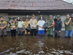 Polsek Manis Mata Laksanakan Monitoring Debit Air Sungai Jelai Serta Salurkan Bansos dan Layanan Kesehatan