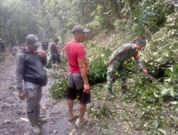 Menjaga Lingkungan Kodim 1209/Bengkayang Bersama Warga Bersihkan Ruas Jalan
