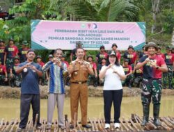 Yonif TP 833/BD Bersama Pemkab Sanggau Tebar Ribuan Bibit Ikan Untuk Ketahanan Pangan