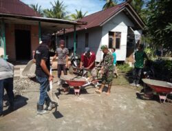 Dukung Pembangunan Desa Kodim 1209/Bengkayang Bersama Warga Pengecoran Jalan