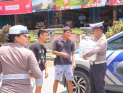 Polres Sintang Berbagi Satlantas Tebar Kebaikan Bagikan Makanan Siap Saji Kepada Pengendara