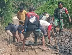 Bergerak Bersama Rakyat Kodim 1209/Bengkayang Bantu Perbaikan Jalan