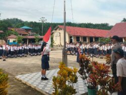 Kanit Sabhara Polsek Sengah Temila Jadi Pembina Upacara Di SMPN 6 Sampaikan Pesan Disiplin kepada Pelajar