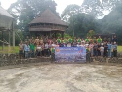 Kodim 1209/Bengkayang Dan Satgaspamtas Yonarhanud 1/BPC/1 Kostrad Laksanakan Karya Bakti Dan Pemeriksaan Kesehatan Gratis