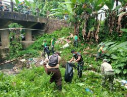 Pembersihan Sekitaran Jembatan Oleh Anggota Koramil 1204-02/Sekayam Dan Satgas Pamtas yon Arhanud 1/pbc