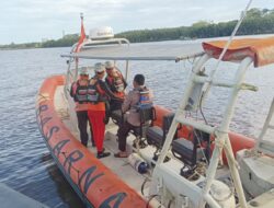Satpolairud Dan Basarnas Laksanakan Evakuasi ABK Kapal Yang Dilaporkan Tenggelam Di Perairan Muara Laut Ketapang