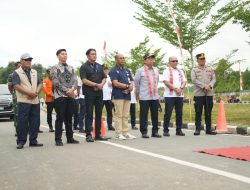 Kapolres Sintang Dampingi Kunker Ketua Komisi V DPR RI Tinjau Kegiatan Padat Karya Di Bandara Sungai Tebelian