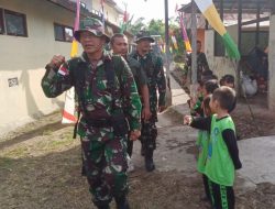 Kegembiraan Anak-Anak PAUD Mawar Putih Desa Ratu Sepudak Sambut Peserta Upacara Pembukaan TMMD Regtas Ke-126 Kodim 1208/Sambas