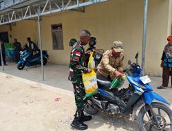 Anggota Satgas TMMD REGTAS Ke-126 Kodim 1208/Sambas Bantu Warga Salurkan Beras Gerakan Pangan Murah Dari Bulog