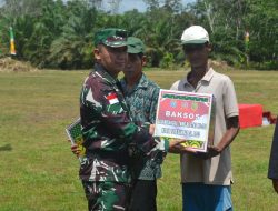 Kasi Ter Kasrem 121/ABW Beri Bingkisan Kepada Warga Kurang Mampu Di Lokasi TMMD Ke-126 Kodim 1208/Sambas