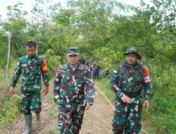 Dan SSK TMMD REGTAS Ke-126 Kodim 1208/Sambas Dampingi Kasi Ter Kasrem 121/Abw Tinjau Sasaran Fisik
