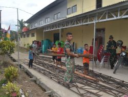 Anak-Anak Bantu Satgas TMMD Angkat Besi Tenda Pasca Pembukaan TMMD Regtas ke-126 Kodim 1208/Sambas
