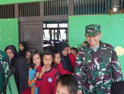 Siswa SD Sambut Hangat Kunjungan Kasi Ter Kasrem 121/Abw Di Lokasi TMMD Regtas Ke-126 Kodim 1208/Sambas