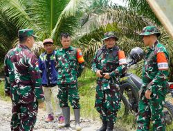 Dan Satgas Dampingi Kasi Ter Kasrem 121/Abw Tinjau Penimbunan Jalan Sepanjang 2.000 Meter Di Lokasi TMMD ke-126 Kodim 1208/Sambas