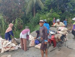 Satgas TMMD Regtas Ke-126 Kodim 1208/Sambas Angkut Material Batu Untuk Pembangunan Rabat Beton