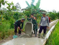 Satgas TMMD REGTAS Ke-126 Kodim 1208/Sambas Laksanakan Pengecoran Jalan Rabat Beton Desa Ratu Sepudak