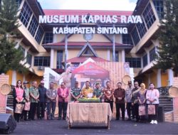 Pasi OPS Kodim 1205/Sintang Hadiri Pameran Temporer Kain Tatinh Di Museum Kapuas Raya