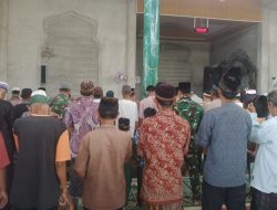 Satgas TMMD Regtas Ke-126 Kodim 1208/Sambas Ikuti Salat Berjamaah Di Lokasi TMMD