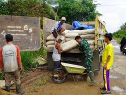 Satgas TMMD Regtas Ke-126 Kodim 1208/Sambas Bersama Warga Angkat Material Semen Untuk Pembangunan